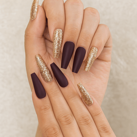 Uñas largas doradas y moradas