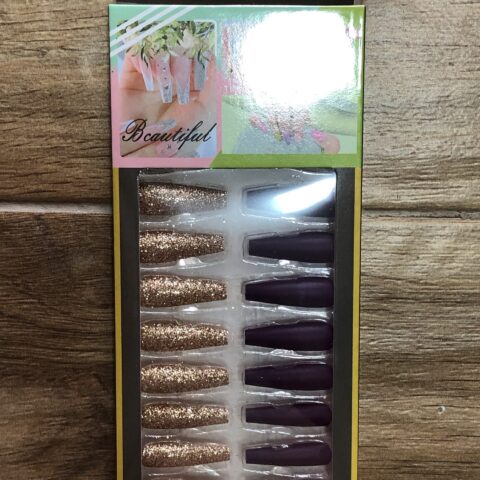 Uñas largas doradas y moradas