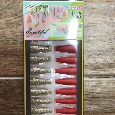 Uñas largas doradas y rojas