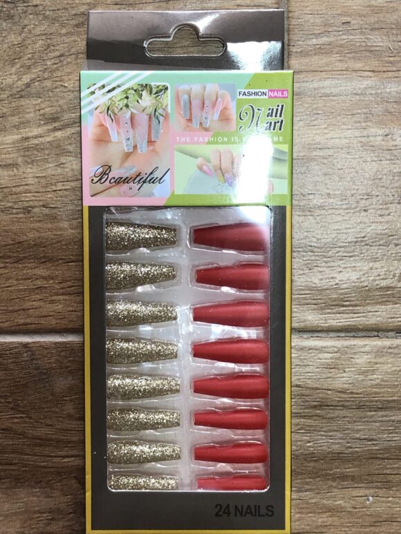 Uñas largas doradas y rojas