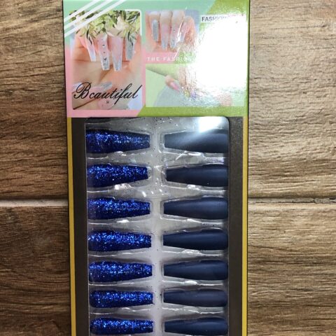Uñas largas azul brillosas y azul