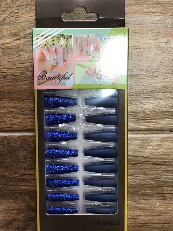 Uñas largas azul brillosas y azul