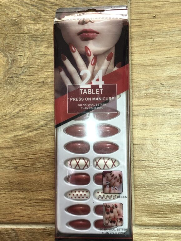 Uñas largas rojas con blanco