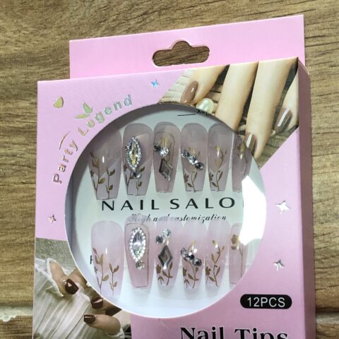 Uñas largas rosadas bajito de flores y pepitas