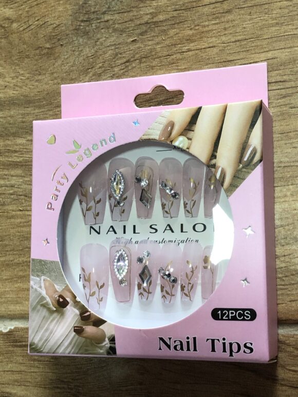 Uñas largas rosadas bajito de flores y pepitas