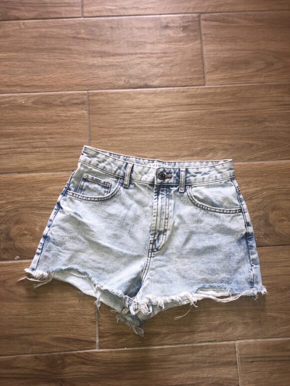 Short jean descolorido y estilo roto