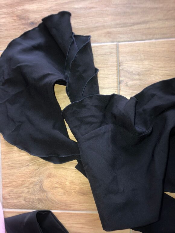 Blusa negra con larga cinta para amarrar - Image 2