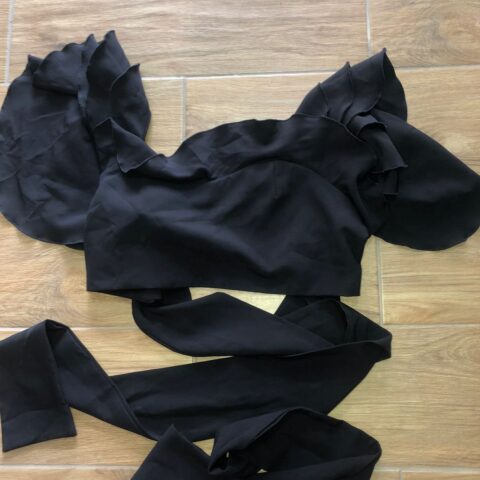 Blusa negra con larga cinta para amarrar