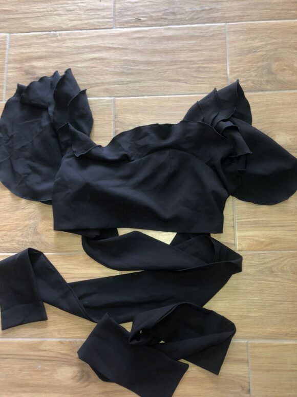 Blusa negra con larga cinta para amarrar