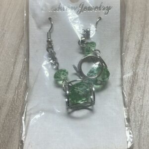 Aretes con Cubos y Piedritas Verdes