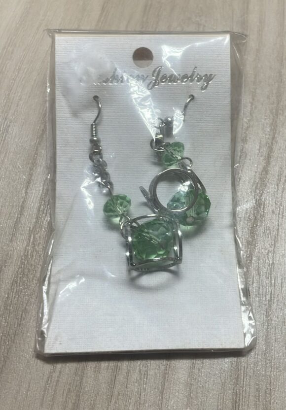 Aretes con Cubos y Piedritas Verdes