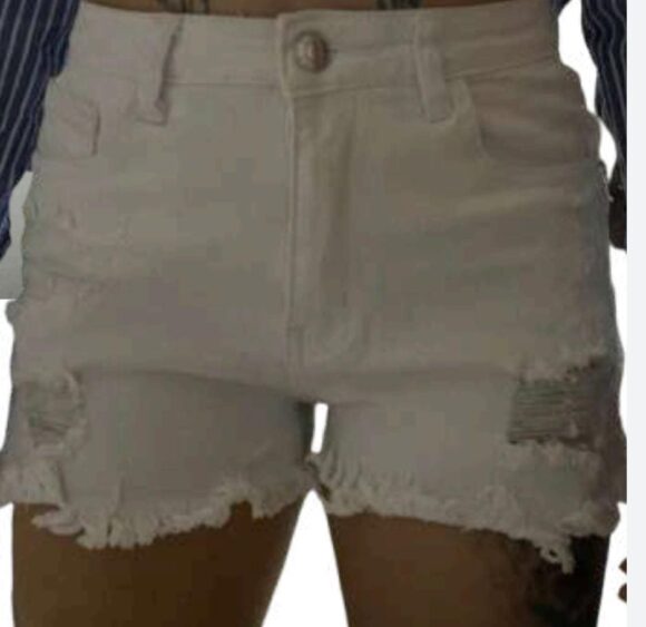Short blanco rasgado