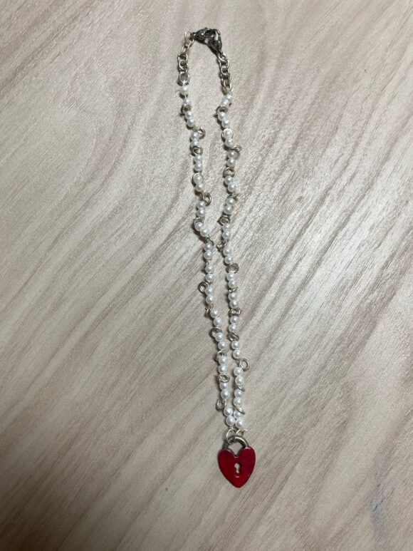 Collar con dije de corazón rojo - Image 2