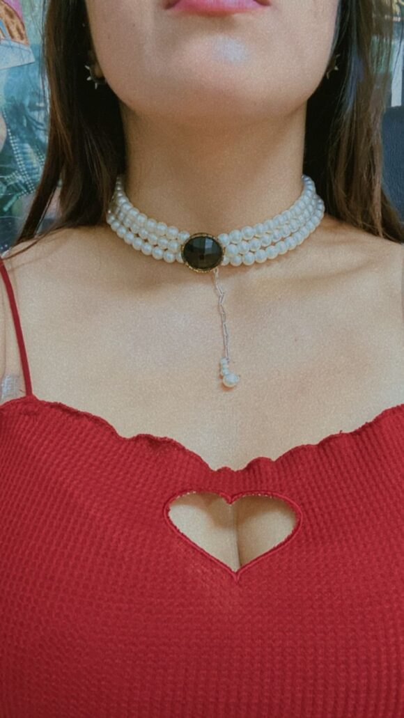 Collar aperlado triple con dije negro