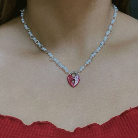 Collar con dije de corazón rojo