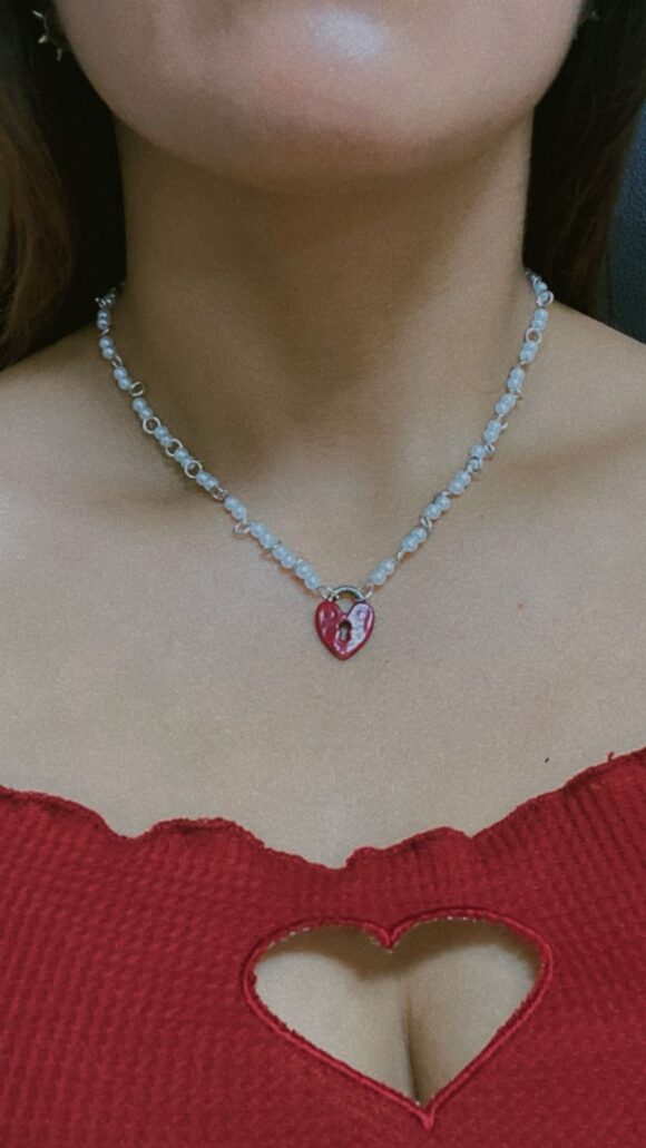 Collar con dije de corazón rojo