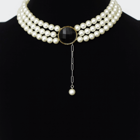Collar aperlado triple con dije negro