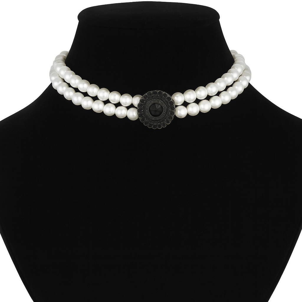 Collar doble de perlas y un dije en el medio