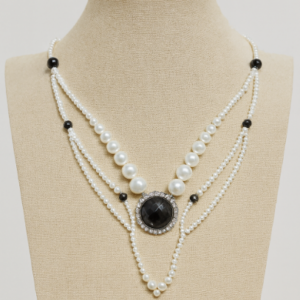 vn852 Collar aperlado con dije negro