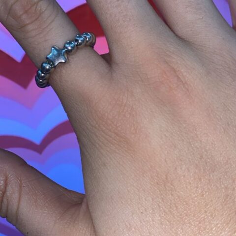 Anillo plateado de estrella y pepitas