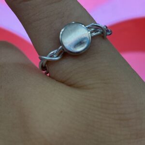 Anillo estilo alambre con dije circular