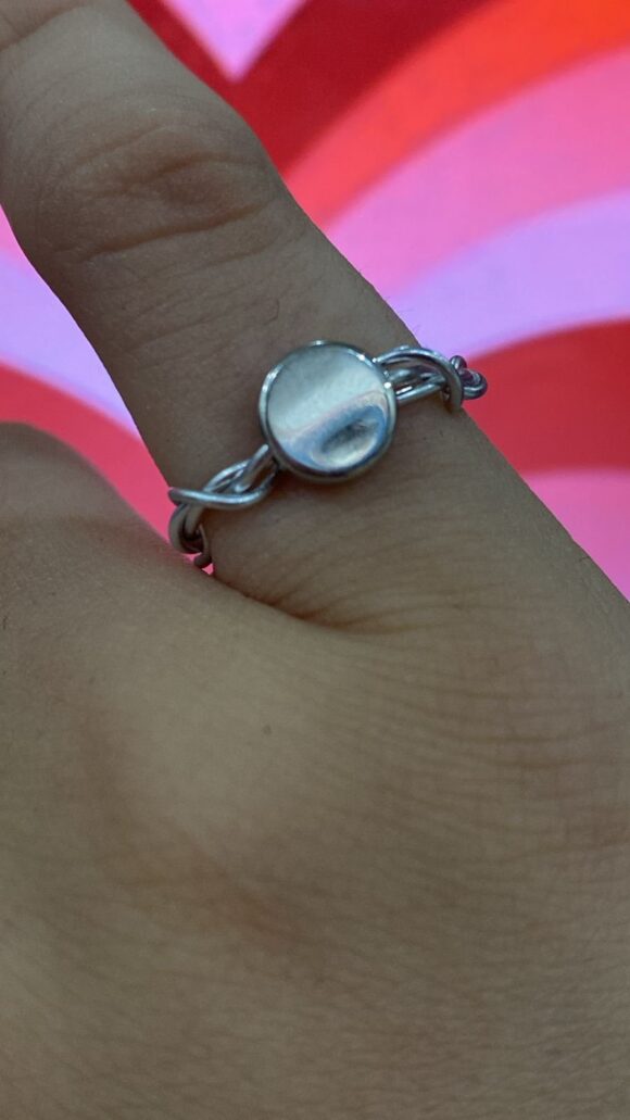 Anillo estilo alambre con dije circular