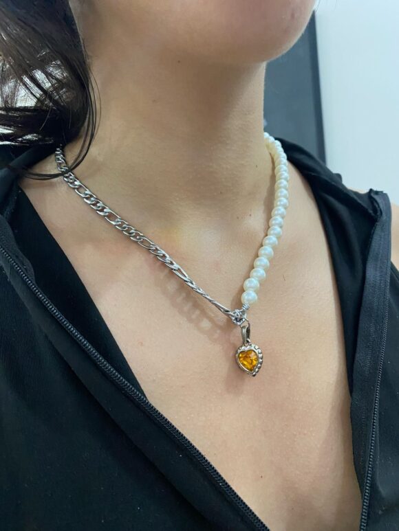 Collar mitad cadena y mitad perlas con dije de corazón naranja - Image 2