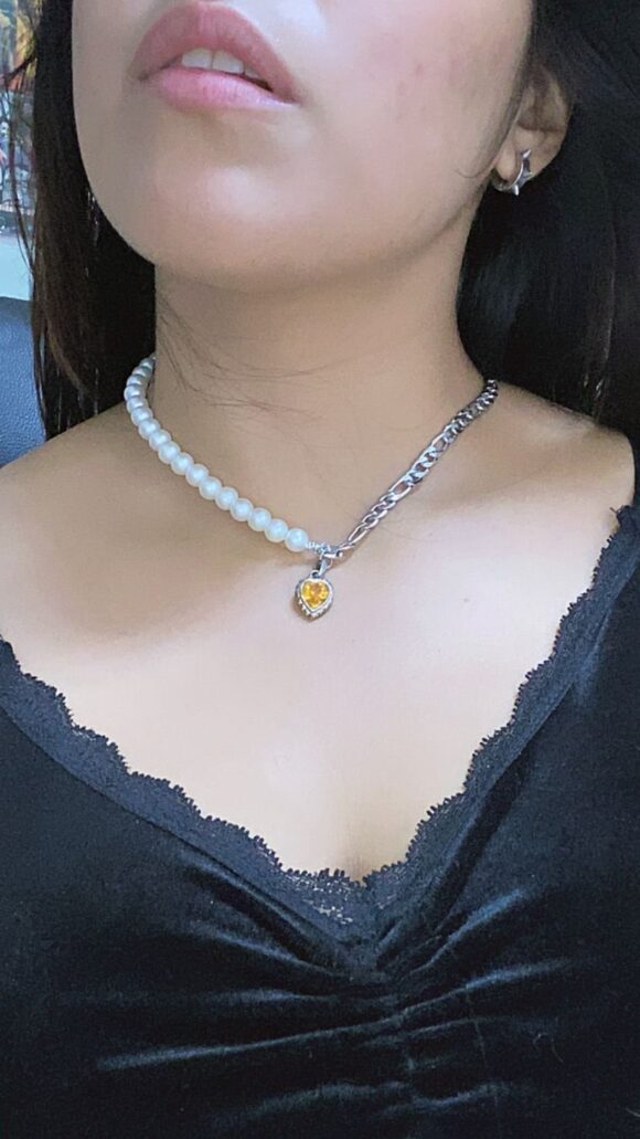 Collar mitad cadena y mitad perlas con dije de corazón naranja
