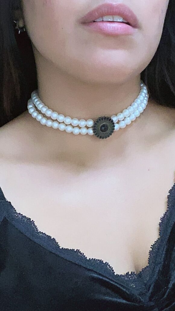 Collar doble de perlas y un dije en el medio