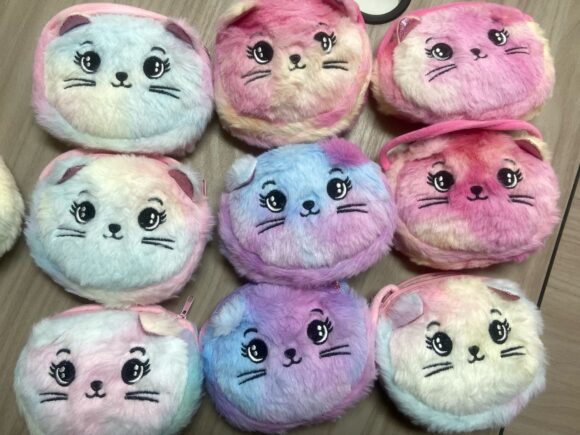 Carteras afelpadas de gatito arcoiris