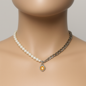 Collar mitad cadena y mitad perlas con dije de corazón naranja