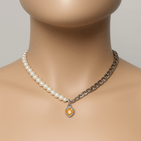 Collar mitad cadena y mitad perlas con dije de corazón naranja