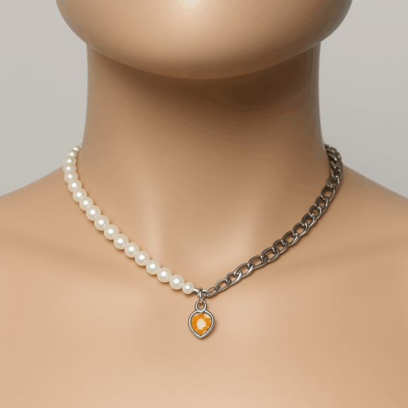 Collar mitad cadena y mitad perlas con dije de corazón naranja