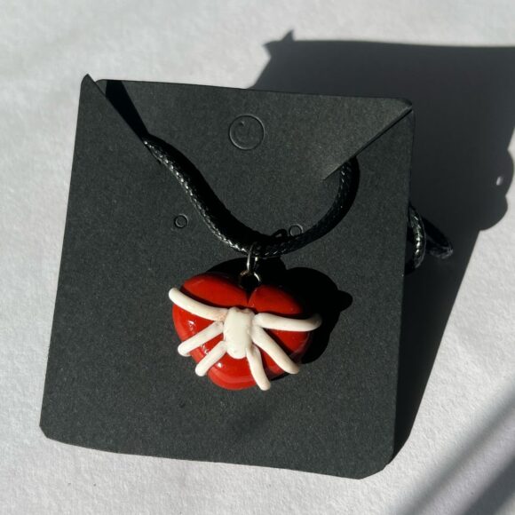 collar corazón huesos porcelana hecho a mano SP53