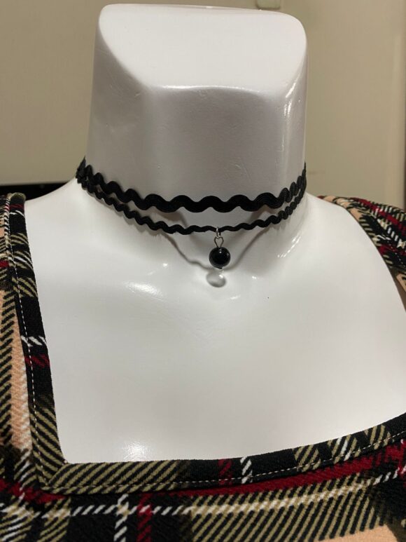 vn1004 Choker Doble Ondulado con Dije Negro - Image 2
