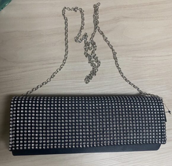 vn1048 Cartera de brillos de color negro con Cadena de acero - Image 2