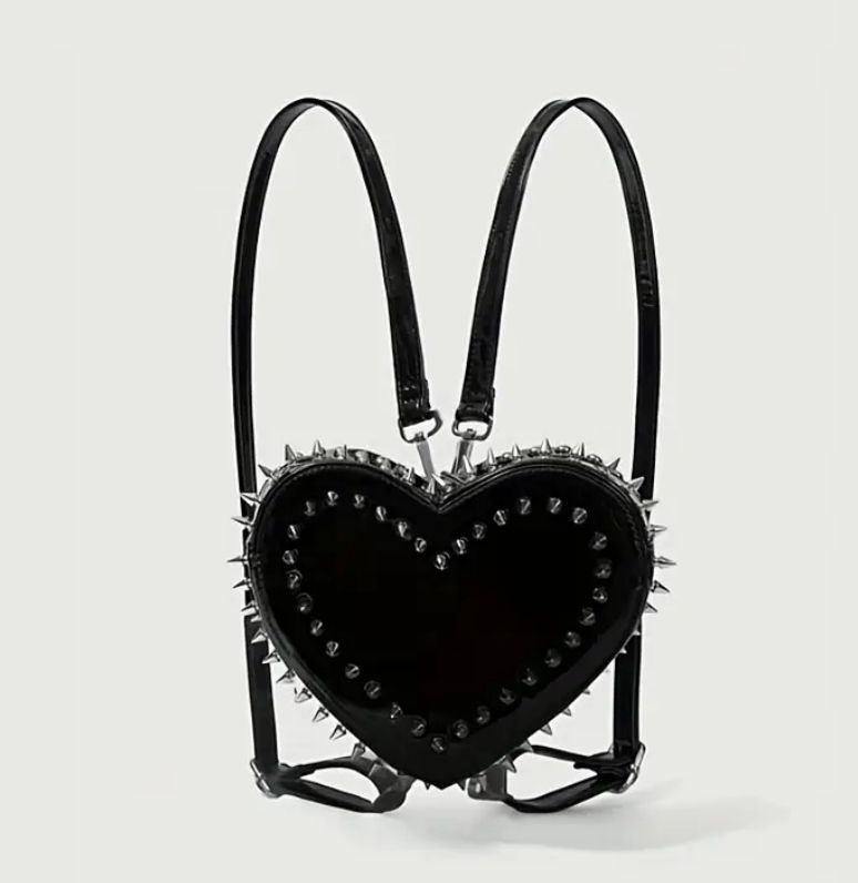 VN1118 Bolso Corazón con Spikes