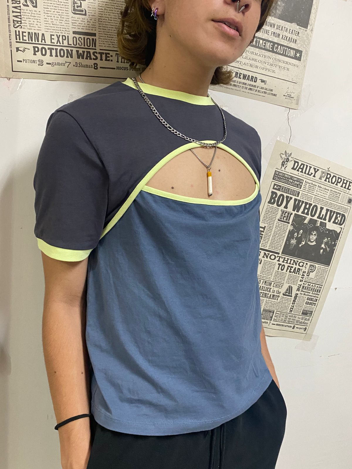 VN1137 Camiseta Gris con Detalles Verdes - Image 2