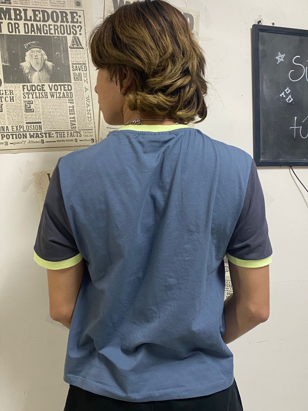 VN1137 Camiseta Gris con Detalles Verdes - Image 3