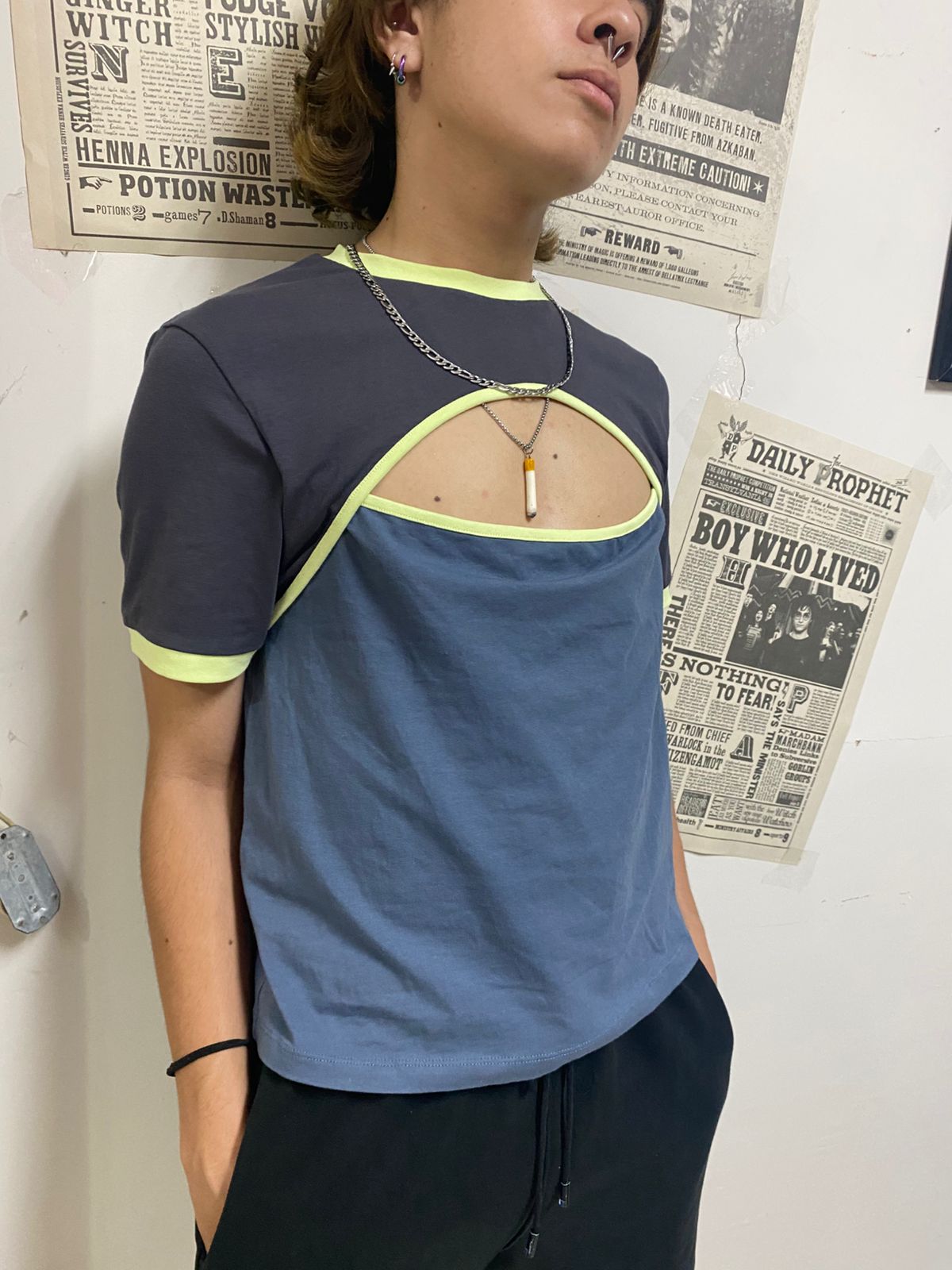 VN1137 Camiseta Gris con Detalles Verdes