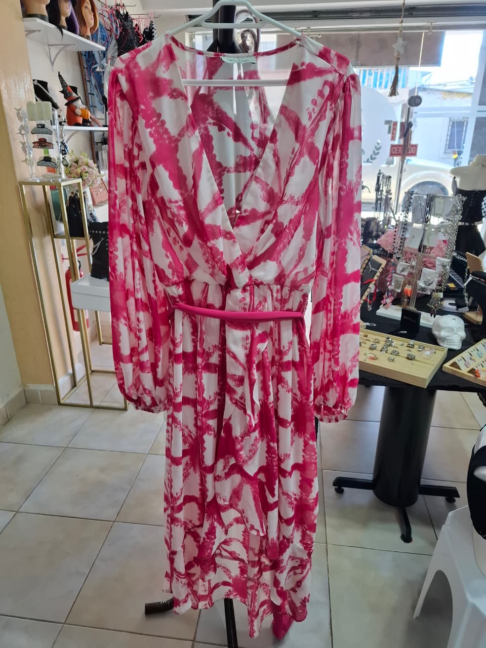 VN1152 Vestido Blanco con Detalles Rosados M/L - Image 2