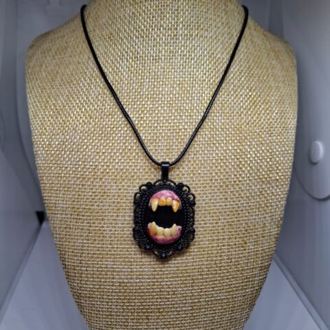 SP80 Collar Dientes de Vampiro