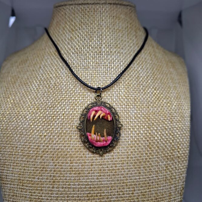 SP83 Collar Beso de Demonio