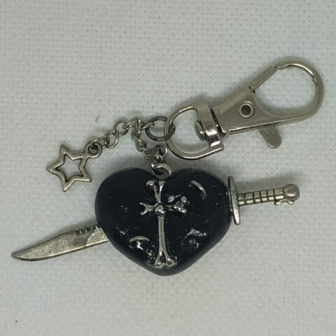 SP66 Llavero de Corazon Negro con Cruz y Espada