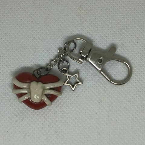 SP68 Llavero de corazon rojo y costillas