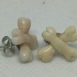 SP108 Aretes Huesos crusados