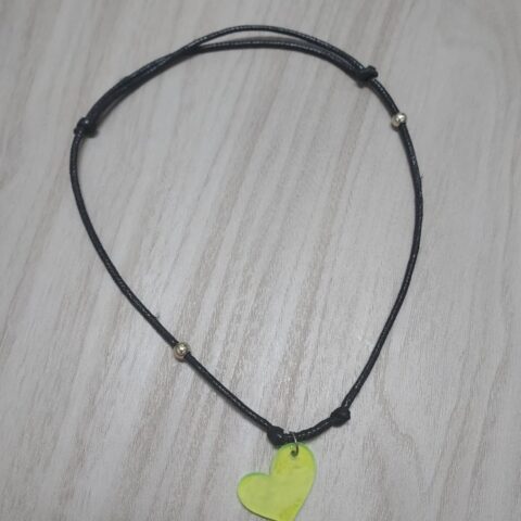 VN1201 Collar corazón verde traslucido