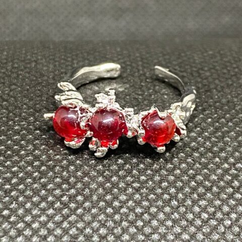 VN1231 Anillo de Tres Piedras Rojas