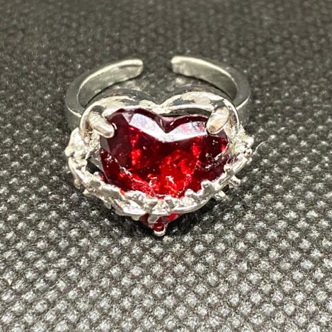 VN1212 Anillo con Piedra de Corazón Rojo
