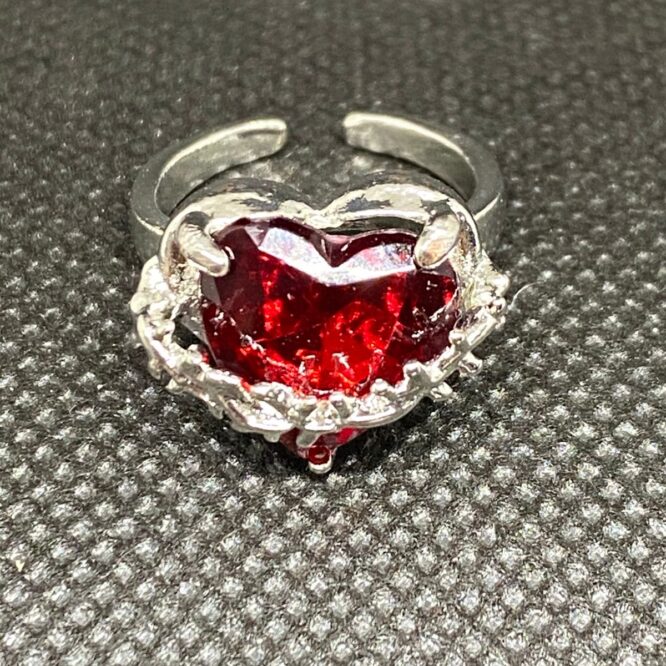 VN1212 Anillo con Piedra de Corazón Rojo